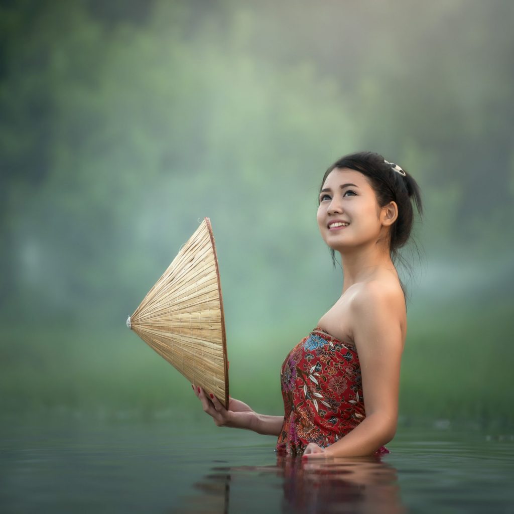A Woman Enjoy River Water With A Pot Whatsapp Dp Image