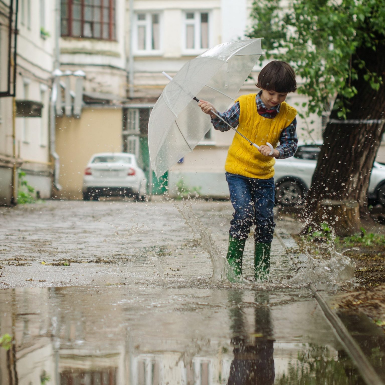 Дождь ливший без перерыва. Десятилетний мальчик дома Ой на улице. Heavy Rain outdoors.
