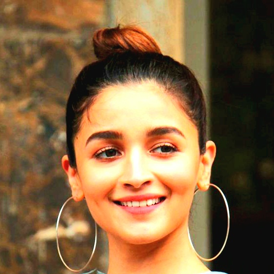 Alia Bhatt Wearing Round Earrings Whatsapp Dp Image