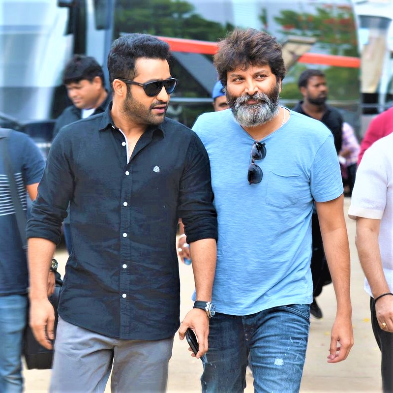 Jr NTR Comes To Aravinda Sametha Movie Shooting Set With Director Sukumar Sir Whatsapp Dp Image