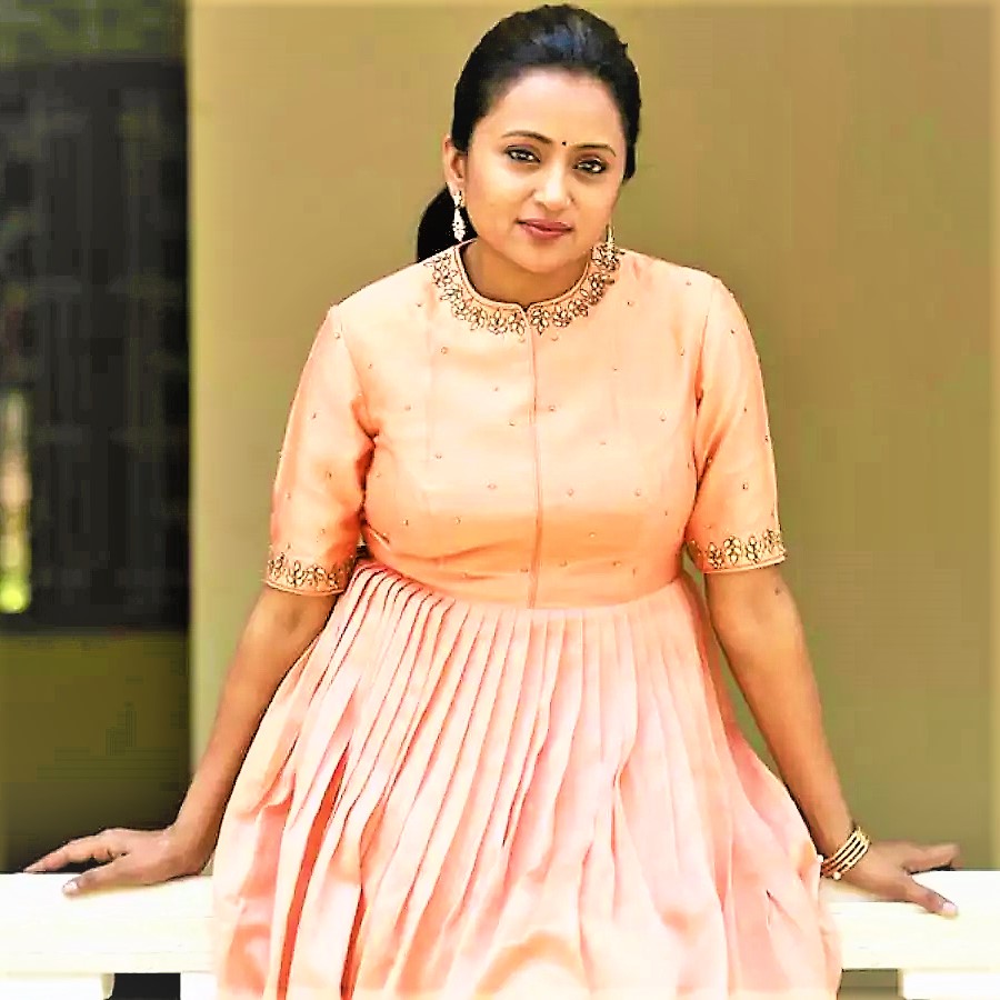 Suma Kanakala In Goun Dress WhatsApp DP Image