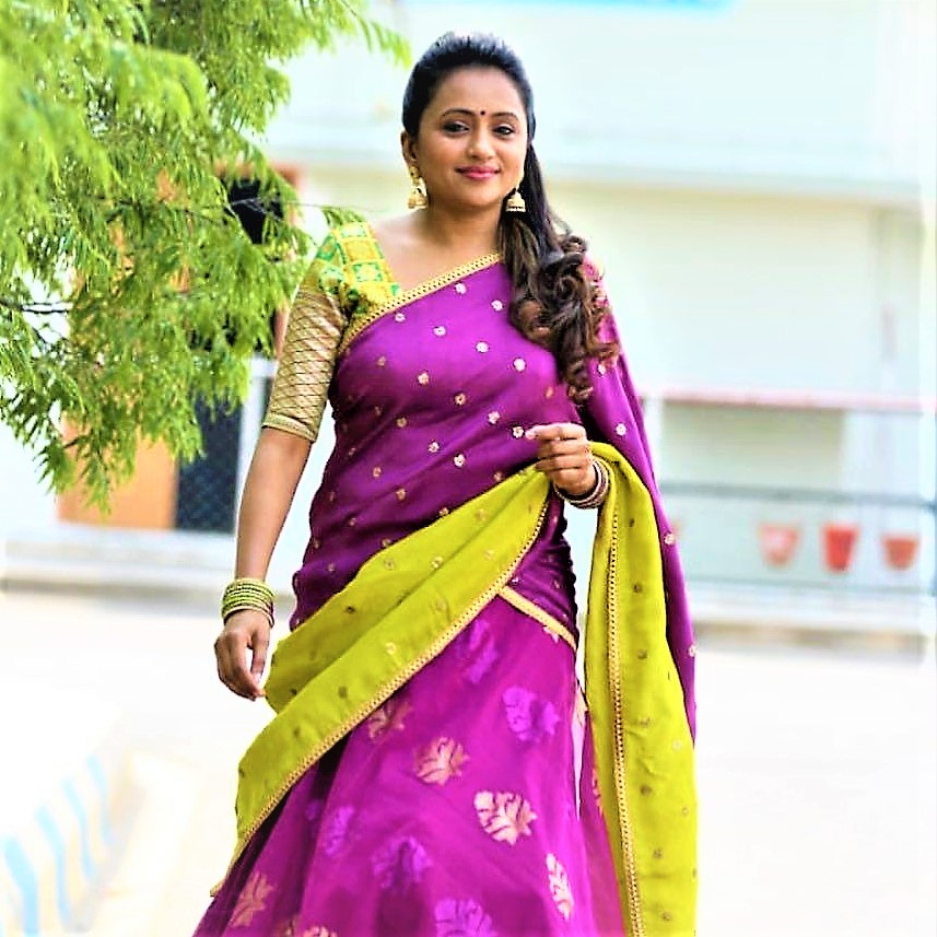 Suma Kanakala In Purple Saree WhatsApp DP Image