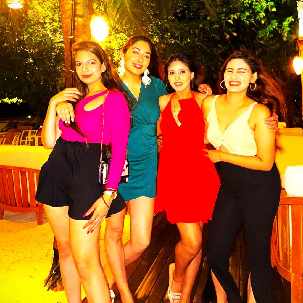 Disha Parmar Celebrate rate Party With Friends WhatsApp DP Image