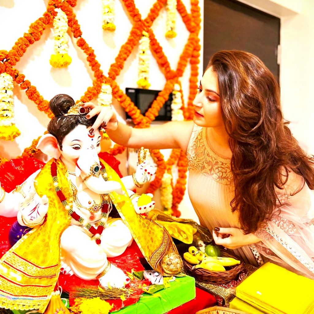 Shivaleeka Oberoi Celebrating Ganesh Chaturthi WhatsApp DP Image
