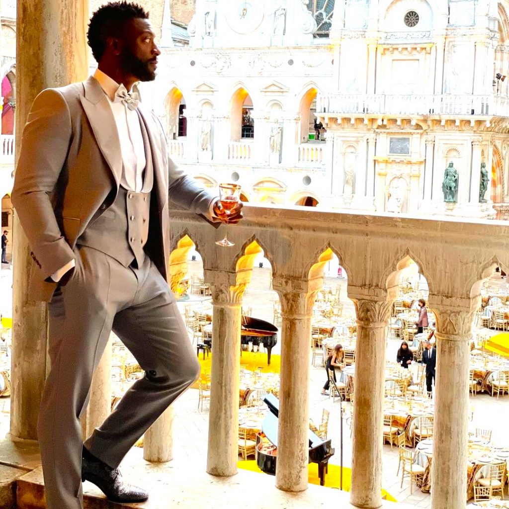 Aldis Hodge Enjoying In The Hotel WhatsApp DP Image