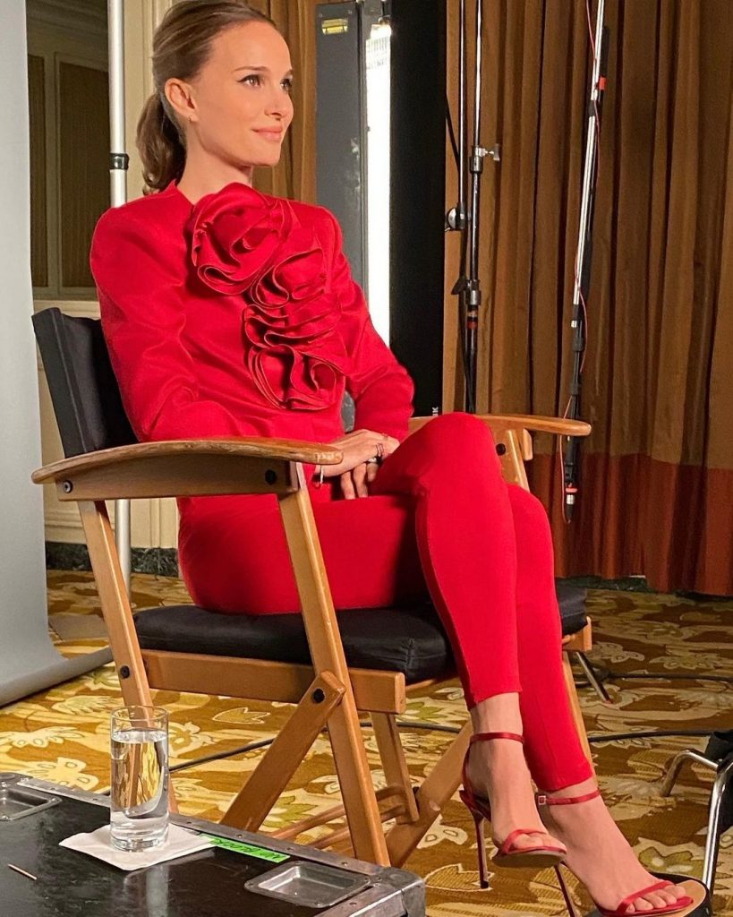 Natalie Portman Sitting Style Image