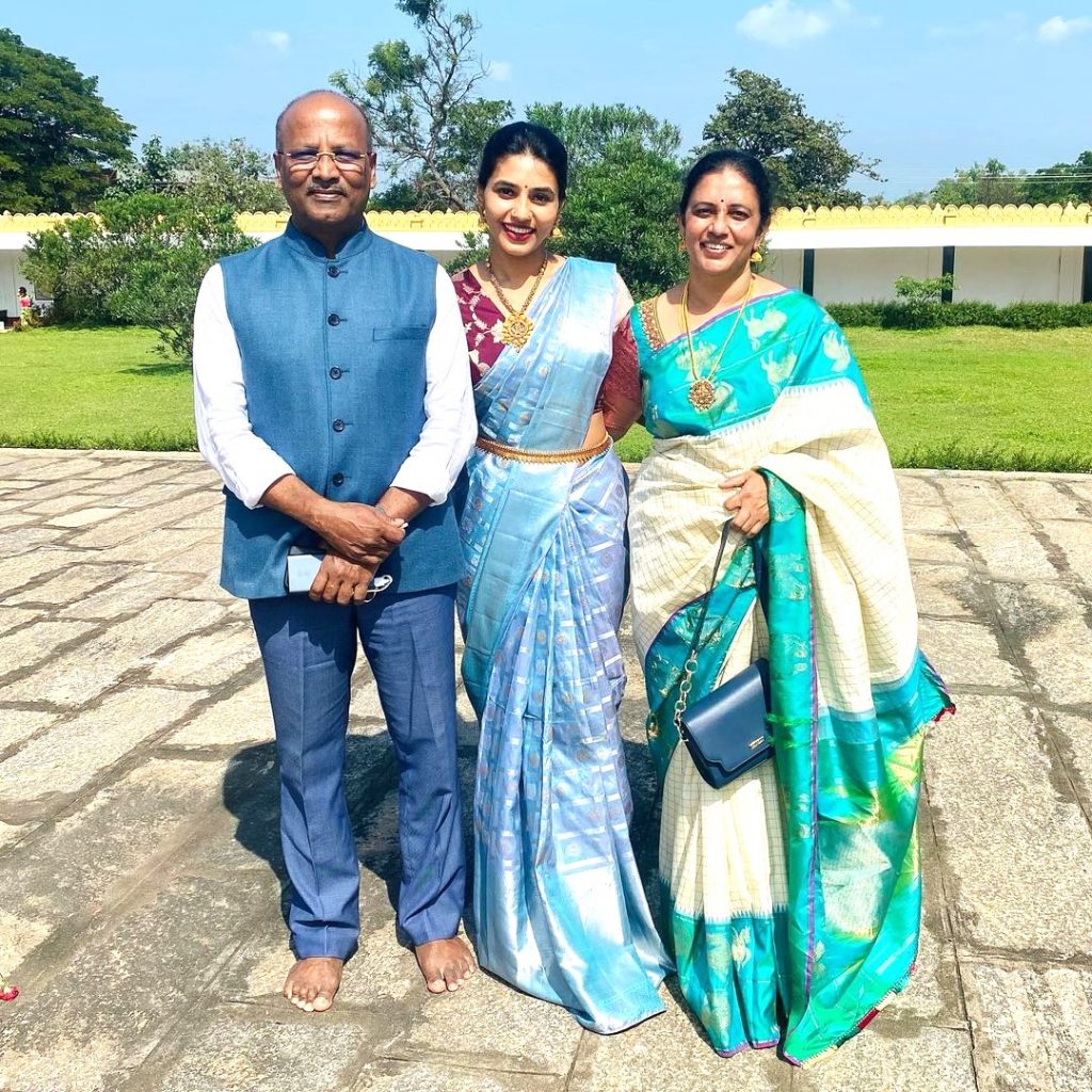 Sapthami Gowda And His Family WhatsApp DP Image