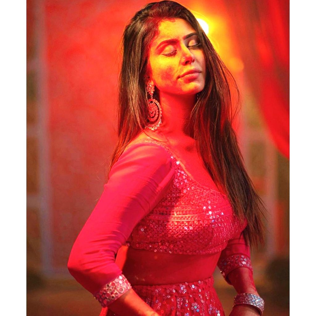 Warina Hussain Playing With Colors WhatsApp DP Image