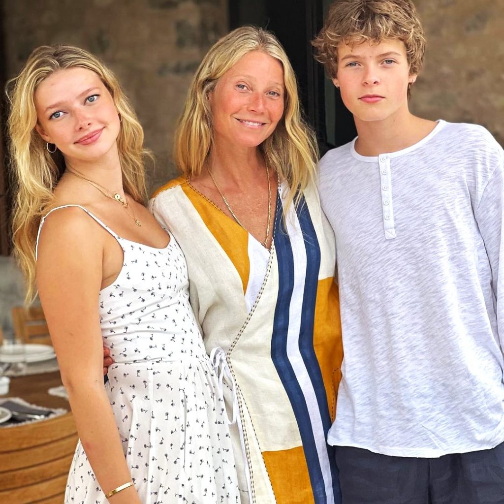 Gwyneth Paltrow And His Family WhatsApp DP Image