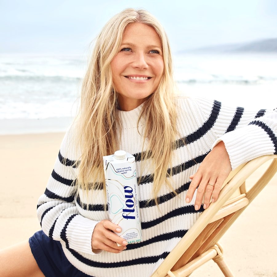 Gwyneth Paltrow Enjoying In Sea Beach WhatsApp DP Image