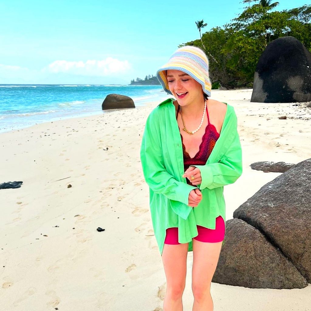 Maisie Williams Enjoying In Sea Beach WhatsApp DP Image