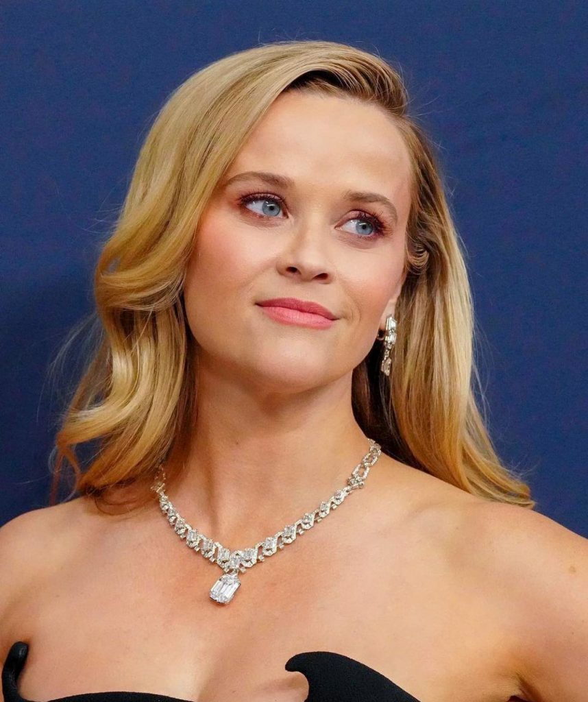 Reese Witherspoon Looks Beautiful