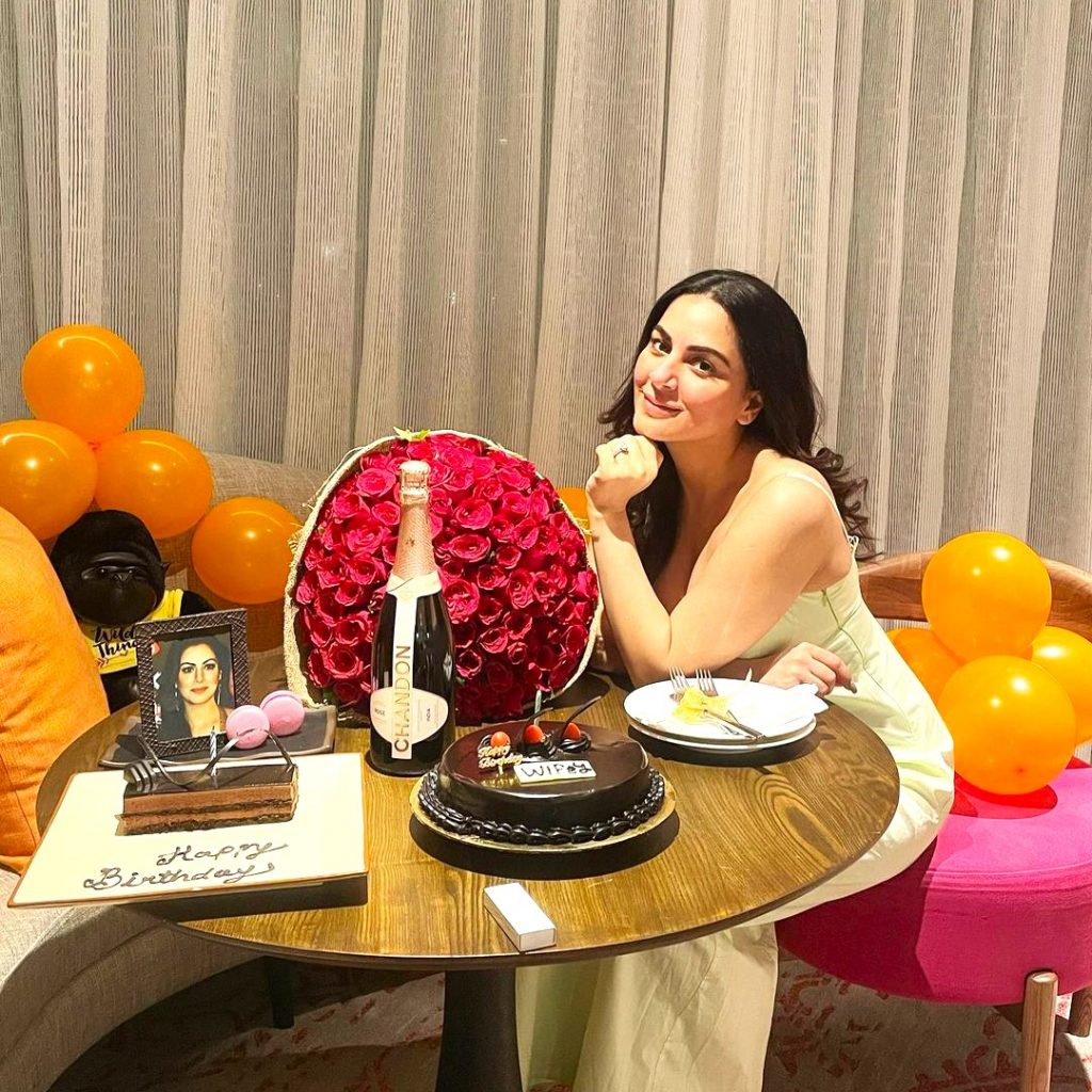 Shraddha Arya Enjoying In Birthday Celebration WhatsApp DP Image