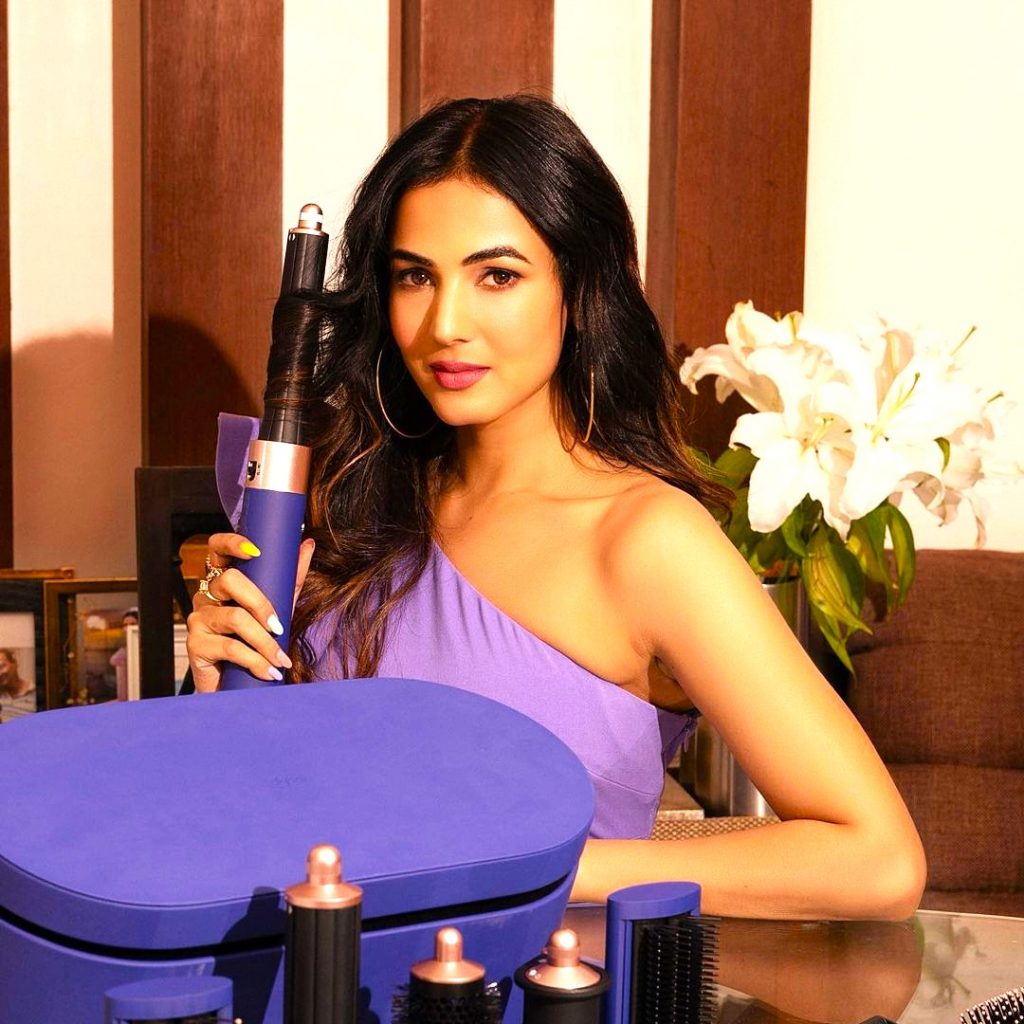 Sonal Chauhan And His Beaty Products WhatsApp DP Image