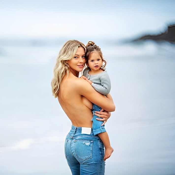 Amanda Pacheco And Her Daughter Enjoying In Sea Beach