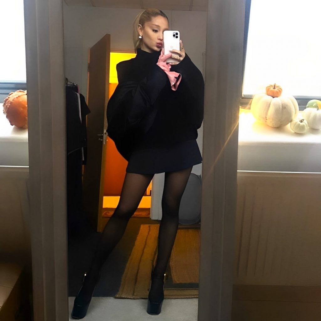 Ariana Grande Selfie Moment