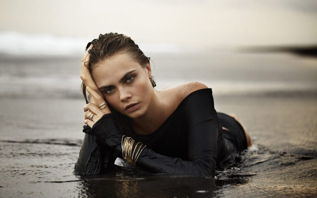 Cara Delevingne Enjoying In Beach